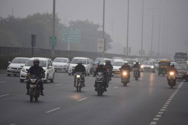 GURUGRAM INDIA HAZİRAN 32024 GÖREVLERİ Parveen Kumar Times tarafından yıldız alışveriş merkezi yakınında soğuk sisli bir havada görüldü 