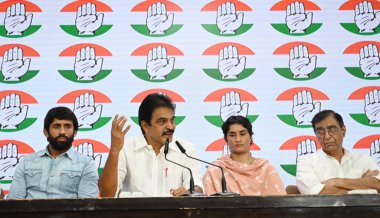 NEW DELHI INDIA SEPTEMBER 6 2024 Güreşçi Bajrang Punia ve Vinesh Phogat, Vipin Kumar / Hindustan Times tarafından AICC HQ 'da Haryana' dan gelen K C Venugopal ve kıdemli kongre liderleri eşliğinde kongreye katıldı. 