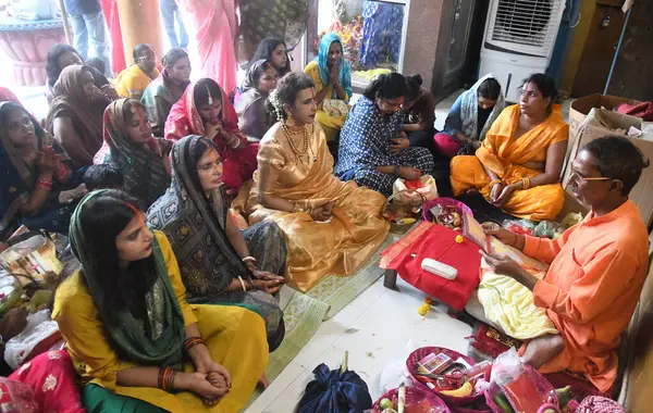 PATNA INDIA SEPTEMBER 6. 2024 Kadınlar, 6 Eylül 2024 'te Şii Tapınağı Sıkıcı Yolu' nda, Santosh Kumar / Hindustan Times tarafından yapılan Patna Hindistan Fotoğrafı 'nda Teej festivali vesilesiyle tören yaparken görüldü. 