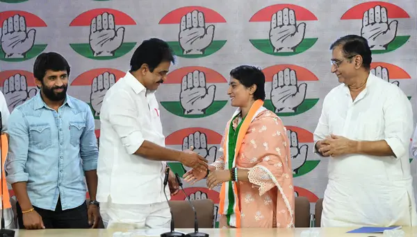 stock image New Delhi India Sept 06 2024: Wrestler Vinesh Phogat and Bajrang Punia formally join Congress in Presence of Party Sr leaders KC Venugopal and Pawan Khera Deepak babari at AICC HQ in New Delhi India on Friday September 06 2024 Photo by Sonu Mehta/Hin