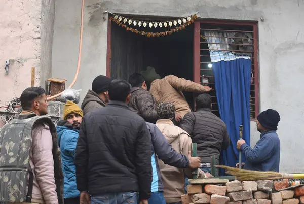 stock image GURUGRAM INDIA JANUARY 3 2024 Police and wildlife rescue team in action during the rescue operation of a leopard after a young male leopard entered a house at Narsinghpur village near NH 48 Photo by Parveen Kumar Hindustan Times 