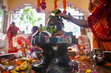 NoIDA INDIA 6 Eylül 2024 Hartalika Teej 'in 2. Bölgesi' ndeki Lord Shiva 'ya tapanlar, 6 Eylül 2024' te Noida Hindistan 'da muson sezonunu karşıladılar ve öncelikle dans eden kızlar ve kadınlar tarafından kutlandılar.