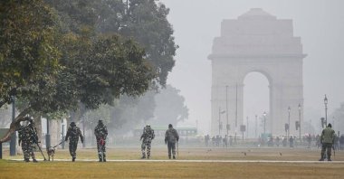 NEW DELHI INDIA 4 HAZİRAN 4 2024 Hindistan Kapısı yakınlarındaki soğuk havada Kartavya Yolu 'nu arayan güvenlik personelinin görüntüsü Cumhuriyet Günü Geçit Töreni öncesinde koklayıcı köpeklerle Raj K Hindistan Times 