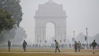 NEW DELHI INDIA 4 HAZİRAN 4 2024 Cumhuriyet Günü Geçit töreni öncesinde Hindistan Kapısı yakınlarında Kartavya Yolu 'nu arayan güvenlik personelinin görüntüsü 