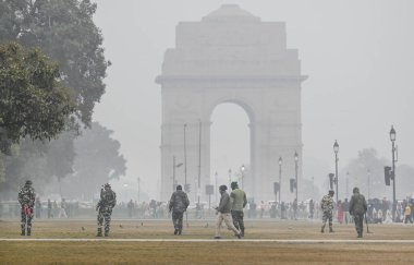 NEW DELHI INDIA 4 HAZİRAN 4 2024 Cumhuriyet Günü Geçit töreni öncesinde Hindistan Kapısı yakınlarında Kartavya Yolu 'nu arayan güvenlik personelinin görüntüsü 