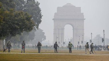 NEW DELHI INDIA 4 HAZİRAN 4 2024 Hindistan Kapısı yakınlarındaki soğuk havada Kartavya Yolu 'nu arayan güvenlik personelinin görüntüsü Cumhuriyet Günü Geçit Töreni öncesinde koklayıcı köpeklerle Raj K Hindistan Times 