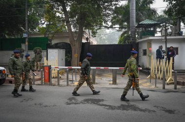 Delhi Başbakanı Atishi ve Saurabh Bharadwaj 'ın Çarşamba gecesi Kejriwa' ya baskın düzenleyeceği iddiasıyla alarma geçtikleri sırada, NEW DELHI INDIA JANUARY 4 2024 Güvenlik personeli Delhi 'nin dışında görüldü.