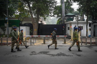 Delhi Başbakanı Atishi ve Saurabh Bharadwaj 'ın Çarşamba gecesi Kejriwa' ya baskın düzenleyeceği iddiasıyla alarma geçtikleri sırada, NEW DELHI INDIA JANUARY 4 2024 Güvenlik personeli Delhi 'nin dışında görüldü.
