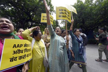 NEW DELHI INDIA SEPTEMBER 6 2024 AAP leaders and workers hold a demonstration near BJP headquarters against the arrest of Aam Aadmi Party MLA Amanatullah Khan Photo by Sanjeev Verma/Hindustan Times  clipart