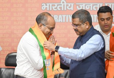 NEW DELHI INDIA SEPTEMBER 6 Eylül 2024 Birlik Bakanı ve BJP lideri Dharmendra Pradhan ve eski BJD Rajya Sabha üyesi Sujeet Kumar, Sanjeev Verma / Hindustan Times 'ın BJP fotoğrafına katıldı 