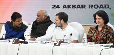 NEW DELHI INDIA JANUARY 4. 2024 Kongre Başkanı Mallikarjun Kharge ve parti liderleri Rahul Gandhi Genel Sekreterleri Priyanka Gandi Vadra KC Venugopal ve diğerlerinin Pradesh Kongresi Genel Sekreterleri ile yaptıkları toplantıda