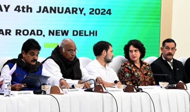 NEW DELHI INDIA JANUARY 4. 2024 Kongre Başkanı Mallikarjun Kharge ve parti liderleri Rahul Gandhi Genel Sekreterleri Priyanka Gandi Vadra KC Venugopal ve diğerlerinin Pradesh Kongresi Genel Sekreterleri ile yaptıkları toplantıda