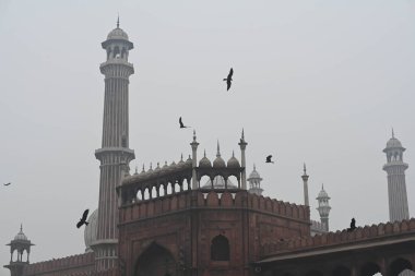 NEW DELHI INDIA JANUARY 4 2024 Soğuk ve sisli bir sabahta Jama Mescidi 'nde bir görüntü IMD Delhi NCR' ye göre önümüzdeki birkaç gün içinde asgari sıcaklığın 3 Ocak 'ta 7 dereceye ulaştığı Sanjeev ve Fotoğraf: Sanjeev Ve