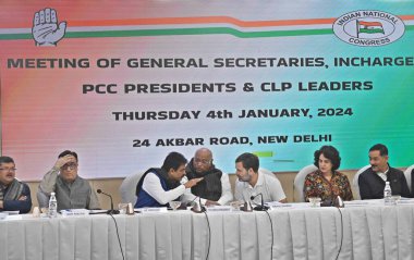 NEW DELHI INDIA JANUARY 4. 2024 Kongre Başkanı Mallikarjun Kharge ve parti liderleri Rahul Gandhi Priyanka Gandka Vadra KC Venugopal ve diğerlerinin Pradesh Kongre Komitesi PCC başkanlarıyla yaptıkları toplantıda 