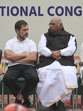 NEW DELHI INDIA JANUARY 4. 2024 Kongre Başkanı Mallikarjun Kharge ve parti lideri Rahul Gandhi YSR Telangana Partisi kurucusu YS Sharmila AICC genel merkezinde Sanjeev Verma Hindustan Times 