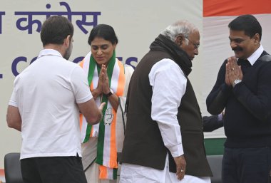 NEW DELHI INDIA JANUARY 4 2024 YSR Telangana Partisi kurucusu YS Sharmila Kongre Başkanı Mallikarjun Kharge ve parti liderleri Rahul Gandhi AICC genel merkezinde fotoğraf: Sanjeev Verma Hindustan Times 