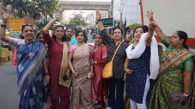 MUMBAI INDIA JANUARY 4 2024 BJP Mahila Morcha Protestosu NCP MLA Jitendra Awad 'a karşı Shirdi' deki Lord Rama hakkında Thane 'deki Jitendra Ahwad evinin önünde saldırgan yorumlar yaptı. 