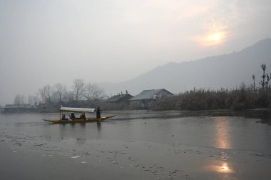 SRINAGAR INDIA JANUARY 4 2024 Bir kayıkçı 4 Ocak 2024 'te Srinagar Hindistan' da soğuk bir sabah saatlerinde Dal Gölü 'nün kısmen donmuş bir yüzeyinde Waseem Andrabi Hindustan Times 