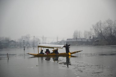 SRINAGAR INDIA JANUARY 4 2024 Bir kayıkçı 4 Ocak 2024 'te Srinagar Hindistan' da soğuk bir sabah saatlerinde Dal Gölü 'nün kısmen donmuş bir yüzeyinde Waseem Andrabi Hindustan Times 