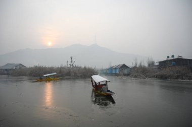 SRINAGAR INDIA JANUARY 4 2024 Bir kayıkçı 4 Ocak 2024 'te Srinagar Hindistan' da soğuk bir sabah saatlerinde Dal Gölü 'nün kısmen donmuş bir yüzeyinde Waseem Andrabi Hindustan Times 