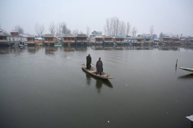 SRINAGAR INDIA JANUARY 4 2024 Bir kayıkçı 4 Ocak 2024 'te Srinagar Hindistan' da soğuk bir sabah saatlerinde Dal Gölü 'nün kısmen donmuş bir yüzeyinde Waseem Andrabi Hindustan Times 