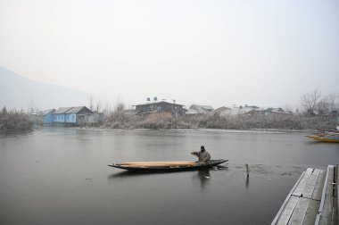 SRINAGAR INDIA JANUARY 4 2024 Bir kayıkçı 4 Ocak 2024 'te Srinagar Hindistan' da soğuk bir sabah saatlerinde Dal Gölü 'nün kısmen donmuş bir yüzeyinde Waseem Andrabi Hindustan Times 