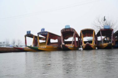SRINAGAR INDIA JANUARY 4 2024 Tekneleri, 4 Ocak 2024 sabahı Srinagar Hindistan 'da, Waseem Andrabi Hindustan Times tarafından kısmen donmuş bir Dal Gölü yüzeyine yanaştı. 