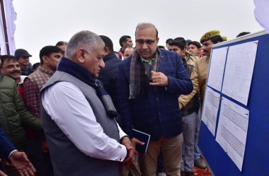 GHAZIABAD INDIA JANUARY 5 Ocak 2024 Ghaziabad Milletvekili General VK Singh, Delhi Meerut Ekspresi 'nde 5 Ocak 2024 tarihinde Gaziabad Hindistan' da Delhi Meerut Otoyolu yakınlarındaki giriş çıkışlarının yeniden yapılandırılması için bir proje başlattı.