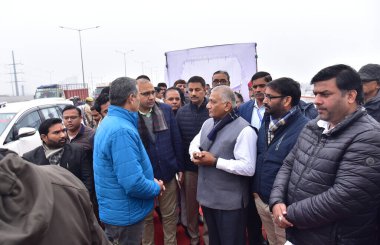 GHAZIABAD INDIA JANUARY 5 Ocak 2024 Ghaziabad Milletvekili General VK Singh, Delhi Meerut Ekspresi 'nde 5 Ocak 2024 tarihinde Gaziabad Hindistan' da Delhi Meerut Otoyolu yakınlarındaki giriş çıkışlarının yeniden yapılandırılması için bir proje başlattı.