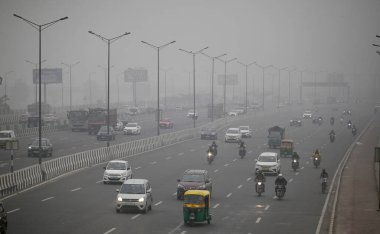 NEW DELHI INDIA HAZİRAN 5 2024 NH24 'ün soğuk ve sisli bir sabah sonrası görüntüsü Delhi NCR' ye meydan okuyor soğuk dalgalı civa dalgıçları Kuzey Hindistan 'da daha da derinleşiyor Fotoğraf: Raj K Raj Hindustan Times 