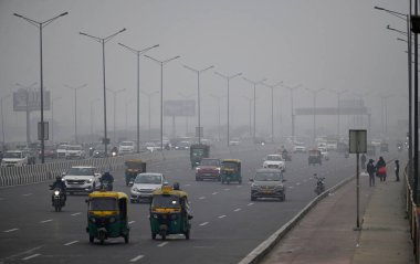 NEW DELHI INDIA HAZİRAN 5 2024 NH24 'ün soğuk ve sisli bir sabah sonrası görüntüsü Delhi NCR' ye meydan okuyor soğuk dalgalı civa dalgıçları Kuzey Hindistan 'da daha da derinleşiyor Fotoğraf: Raj K Raj Hindustan Times 