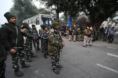 NEW DELHI INDIA JANUARY 5 2024 Güvenlik personeli Misyon Tasarruf Anayasası Üyeleri olarak görülüyor ve EVM 'nin ülkede seçimler için kullanılmasını protesto ediyor ve Sanchit Khanna' nın Patiala Adliyesi 'nin dışında EVM' ler kullanmak yerine oy pusulalarını kullanıyor. 