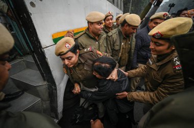 NEW DELHI INDIA JANUARY 5 2024 Delhi Polisi, EVM 'nin ülkede seçim için kullanılmasını protesto eden ve Sanchit tarafından Patiala Adliyesi Fotoğrafları' nın önünde EVM kullanmak yerine oy pusulalarını kullanan Misyon Kaydet Anayasası üyelerini gözaltına aldı