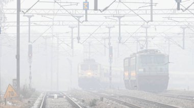 NEW DELHI INDIA HAZİRAN 5 2024 Tren raylarına vardı. Yoğun sis nedeniyle birçok tren iptal edildi ve ertelendi. Delhi NCR ağır sisli sabah meydan okumaları ile soğuk hava dalgası cıvalı dalışları Kuzey Hindistan 'da Sonu Mehta Hindustan Tim tarafından çekilmiştir.