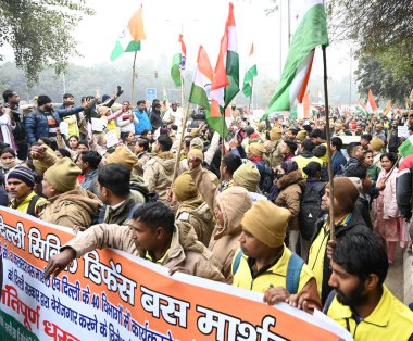 NEW DELHI INDIA JANUARY 5 2024 Delhi Civil Defence Bus Marshals during their protest march against the Delhi government and staged a demonstration for jobs in the same department near Arvind Kejrwial Residence Photo by Sonu Mehta Hindustan Times 