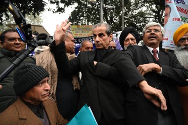 NEW DELHI INDIA JANUARY 5. 2024 Avukat Mehmood Pracha ve Misyon Kurtarma Anayasası 'nın diğer üyeleri Patiala Adliyesi' nde EVM 'nin serbest seçim talebiyle sahne protestosu: Sonu Mehta Hindustan Times 