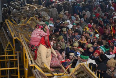 NOIDA INDIA HAZİRAN 5. 2024 Sektör NTPC ofisinde protestocular Büyük Noida 'daki 24 köyün çiftçilerine tazminat ve iş talepleri yine Ulusal Termal Enerji Kurumu NTPC' yi protesto ediyor.