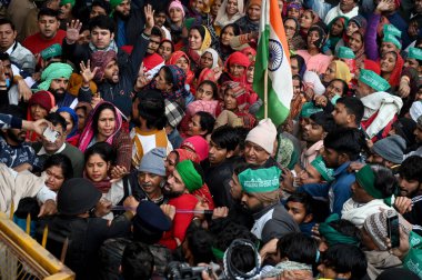 NOIDA INDIA HAZİRAN 5. 2024 Sektör NTPC ofisinde protestocular Büyük Noida 'daki 24 köyün çiftçilerine tazminat ve iş talepleri yine Ulusal Termal Enerji Kurumu NTPC' yi protesto ediyor.