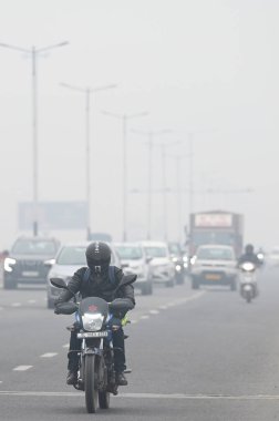 NOIDA INDIA HAZİRAN 6: 2024 Dumanlı bir öğleden sonra, yükselen hava kirliliği seviyeleri arasında sisli bir sabah, Delhi NCR 'ye meydan okuyor. Kuzey Hindistan' da giderek artan soğuk hava dalgası civalı dalışları. Fotoğraf: Sunil Ghosh Hindustan Times 