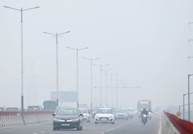 NOIDA INDIA HAZİRAN 6: 2024 Dumanlı bir öğleden sonra, yükselen hava kirliliği seviyeleri arasında sisli bir sabah, Delhi NCR 'ye meydan okuyor. Kuzey Hindistan' da giderek artan soğuk hava dalgası civalı dalışları. Fotoğraf: Sunil Ghosh Hindustan Times 