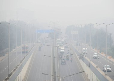 NOIDA INDIA HAZİRAN 6: 2024 Dumanlı bir öğleden sonra, yükselen hava kirliliği seviyeleri arasında sisli bir sabah, Delhi NCR 'ye meydan okuyor. Kuzey Hindistan' da giderek artan soğuk hava dalgası civalı dalışları. Fotoğraf: Sunil Ghosh Hindustan Times 