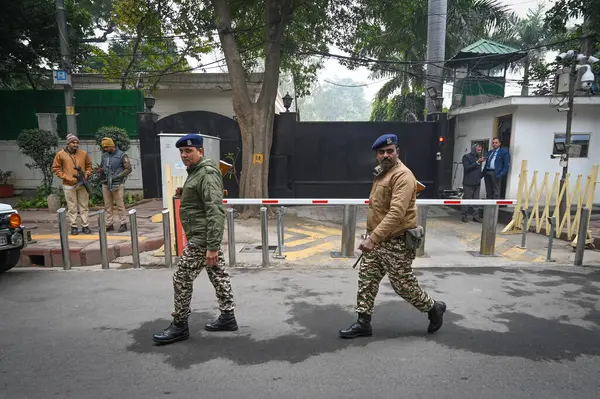 Delhi Başbakanı Atishi ve Saurabh Bharadwaj 'ın Çarşamba gecesi Kejriwa' ya baskın düzenleyeceği iddiasıyla alarma geçtikleri sırada, NEW DELHI INDIA JANUARY 4 2024 Güvenlik personeli Delhi 'nin dışında görüldü.