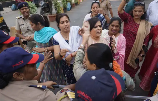 MUMBAI INDIA JANUARY 4 2024 BJP Mahila Morcha Protestosu NCP MLA Jitendra Awad 'a karşı Shirdi' deki Lord Rama hakkında Thane 'deki Jitendra Ahwad evinin önünde saldırgan yorumlar yaptı. 