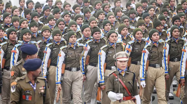 NEW DELHI INDIA JANUARY 5: 2024 Soğuk sisli bir sabahta KRPF uygulamalarından oluşan bir kadın birliği Kartavya Yolu 'nda yaklaşan Cumhuriyet Günü Geçidi için sisli bir sabah Delhi NCR' ye meydan okuyor Kuzey Hindistan 'da giderek artan soğuk dalgalı civa dalgıçları ile birlikte.