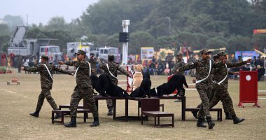 CM Yogi Adityanath 'ın 5 Ocak 2024' te Lucknow India Fotoğrafları 'nda Surya Khel Parisar sahasındaki programın açılışının ardından Ordu Javaan tarafından gerçekleştirilen üç günlük Ordu Festivali sırasında gerçekleştirilen 5 Ocak 2024 tarihli LUCKnow INDIA JANUARY 