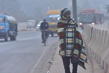 NEW DELHI INDIA JANUARY 6. 2024 Soğuk ve sisli bir sabah Anand Vihar Alanındaki yükselen hava kirliliği seviyeleri arasında Kuzey Hindistan 'da gittikçe artan soğuk hava dalgası cıva dalgıçları ile Delhi NCR' ye meydan okuyor. Fotoğraf: Sakib Ali Hindu