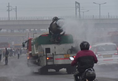 NEW DELHI INDIA JANUARY 6. 2024 Bir araca monte edilmiş sis silahı, Anand Vihar Foggy 'deki kirlilik seviyesi yükselirken Anand Vihar Foggy' deki toz kirliliğini azaltmak için atmosfere su püskürtür.