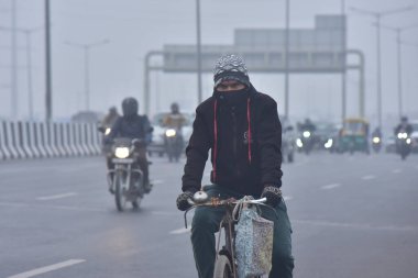 NEW DELHI INDIA HAZİRAN 6: 2024 Soğuk ve sisli bir sabah Ghazipur 'da yükselen hava kirliliği seviyeleri arasında Kuzey Hindistan' da gittikçe artan soğuk hava dalgası cıva dalgıçları ile Delhi NCR 'ye meydan okuyor. Fotoğraf: Sakib Ali Hindustan Tim