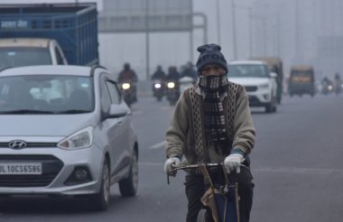 NEW DELHI INDIA HAZİRAN 6: 2024 Soğuk ve sisli bir sabah Ghazipur 'da yükselen hava kirliliği seviyeleri arasında Kuzey Hindistan' da gittikçe artan soğuk hava dalgası cıva dalgıçları ile Delhi NCR 'ye meydan okuyor. Fotoğraf: Sakib Ali Hindustan Tim