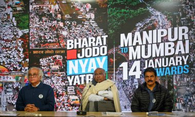 NEW DELHI INDIA JANUARY 6. 2024 Kongre Başkanı Mallikarjun Kharge ve kongre liderleri Jairam Ramesh ve KC Venugopal, AICC Genel Merkezi Rahul Jodo Nyay Yatra 'nın yaklaşan Bharat Jodo Nyay Yatra' nın logosu ve sloganı için basın toplantısı düzenledi. 